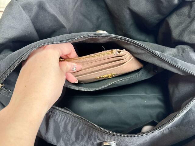 ファスナーポケットにはお財布代わりの