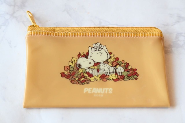 【ファミリーマート×PEANUTS】《キャンペーン第1弾「フラットポーチ」》秋色の落ち葉も素敵!