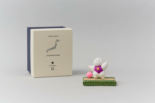 『JIMOTO Made+ 東山 小御所人形福玉』4,700円（税込）福玉を持ち歩く小さな御所人形の愛らしい様子を表現した人形です。