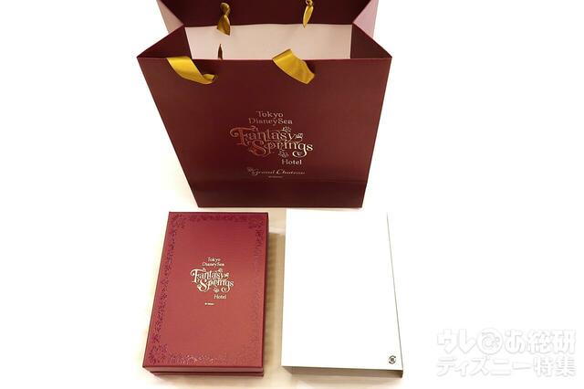 グランドシャトー限定「スペシャルキーホルダー」箱とペーパーバッグ