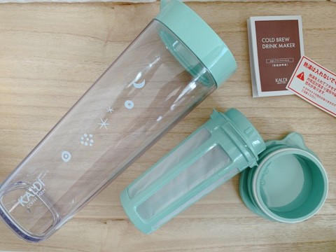 【カルディ 水出しドリンクボトル1.1Ｌ】本体にフィルターとふたがセットされていました