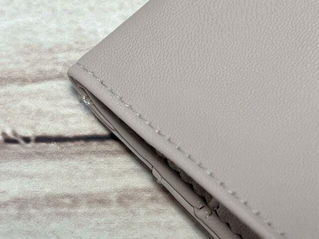 素材は高級感のある合成皮革。リアルレザーと見紛うほど柔らかいです！