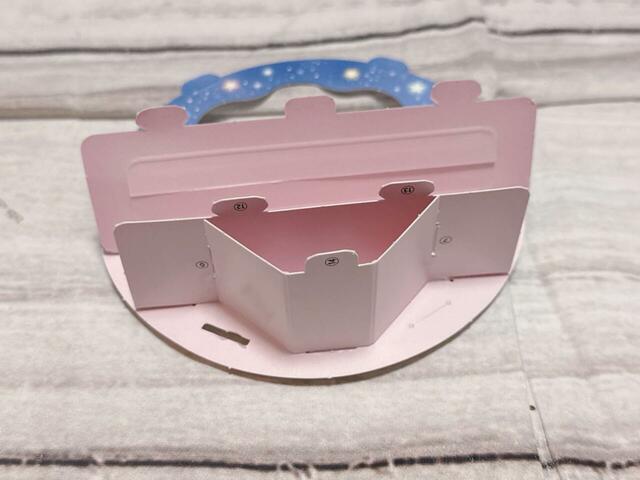 【シルバニアファミリー 限定付録】台座支えの折りすじを山折にし、台座に差し込みます