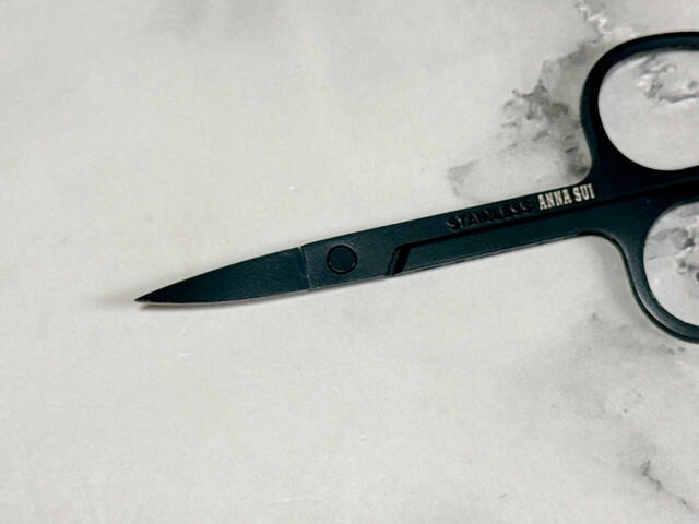 ハサミも毛抜き同様ステンレス製。マットな質感のブラックが素敵♪