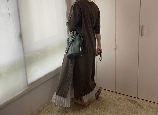 【UNIQLO U クレープコットンスナップワンピース(半袖)】シンプルなデザインなので合わせる小物を選びません