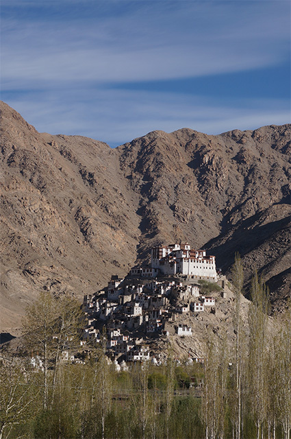 丘の上に佇むゴンパ。要塞か宮殿のようでもある。