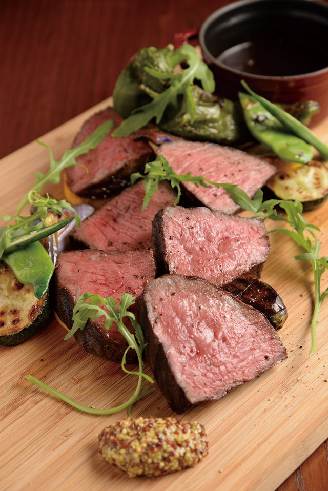 BISTRO Tradition 日本橋（日本橋）　山形牛の炭火焼き100g1600円（注文は200g〜、写真は300g）