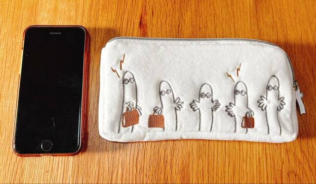 【ムーミン×メリーチョコレート 旅するニョロニョロ ポーチ】コンパクトなサイズ感なのにたっぷり収納できるのが嬉しい（iPhoneSE第２世代比較）