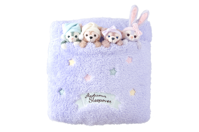 クッション ¥4,200 ※たて約30×よこ約30cm｜東京ディズニーシー「ダッフィーのオータムスリープオーバー」スペシャルグッズ（2018年8月23日発売）