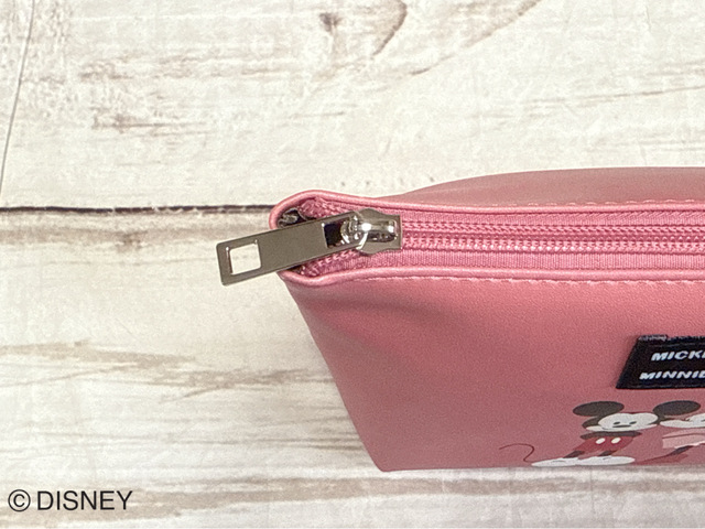 ファスナーで開閉する仕様