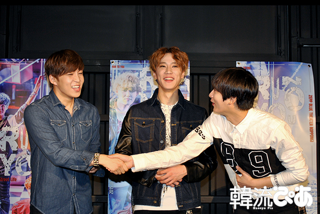 スヒョン(U-KISS)とジェヒョ(Block B)ががっちり握手！/ 『RUN TO YOU～Street Life～』会見