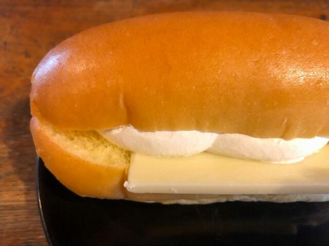 【ローソン　はみでるホワイトチョコMILKロール】つやつやのコッペパンとはみ出るホワイトチョコ＆生クリームが美味しそう！