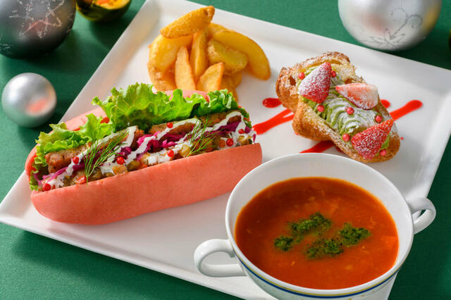 スペシャルサンドウィッチプレート 3,400円｜東京ディズニーリゾート「ディズニー・クリスマス」スペシャルメニュー｜販売店舗：東京ディズニーシー「テディ・ルーズヴェルト・ラウンジ」｜発売日：2024年11月8日（金）〜12月25日（水）