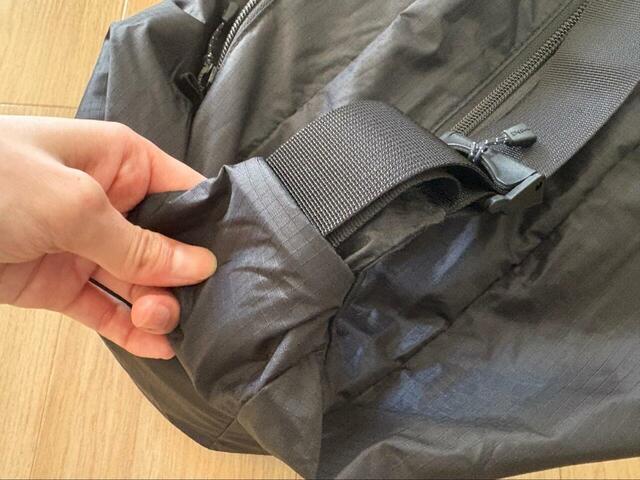 【モンベル　ポケッタブル　ライトショルダーL】ショルダーストラップの余りはこんな風に収納可能なので、邪魔になりません◎