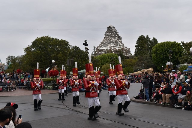 クリスマスの装飾に欠かせないおもちゃの兵隊もパレードに登場