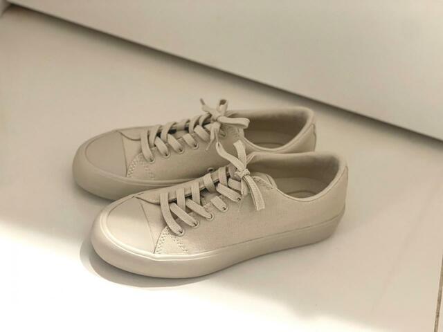 【UNIQLO　キャンバススニーカー】すっきりとしたシルエット