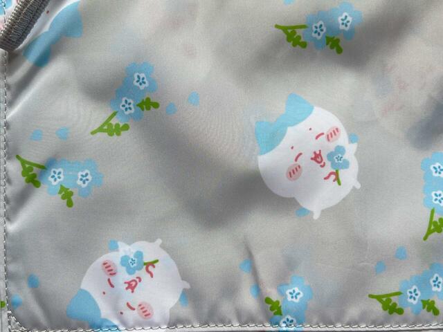 花占いをするハチワレとお花の総柄デザイン