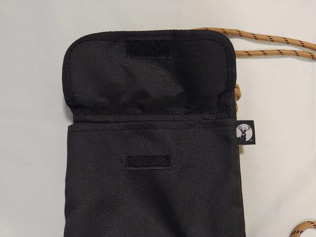 前面には、蓋つきポケットあり