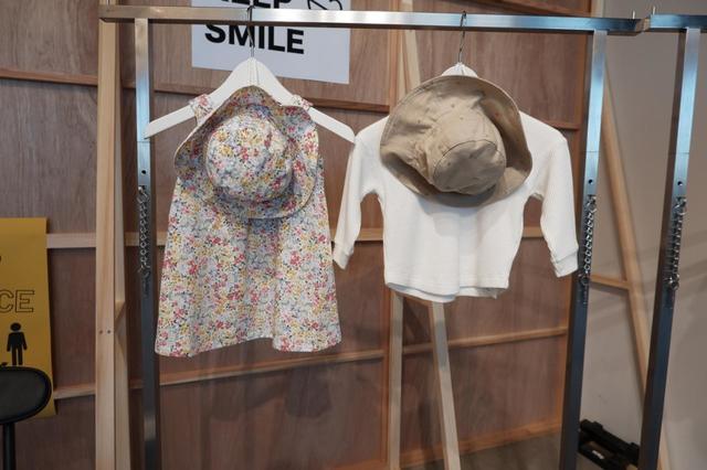 エアリズムコットンワンピース（フラワー・ノースリーブ）¥1,500 、ワッフルクルーネックT（長袖）¥990 、UVカットハット ¥1,500