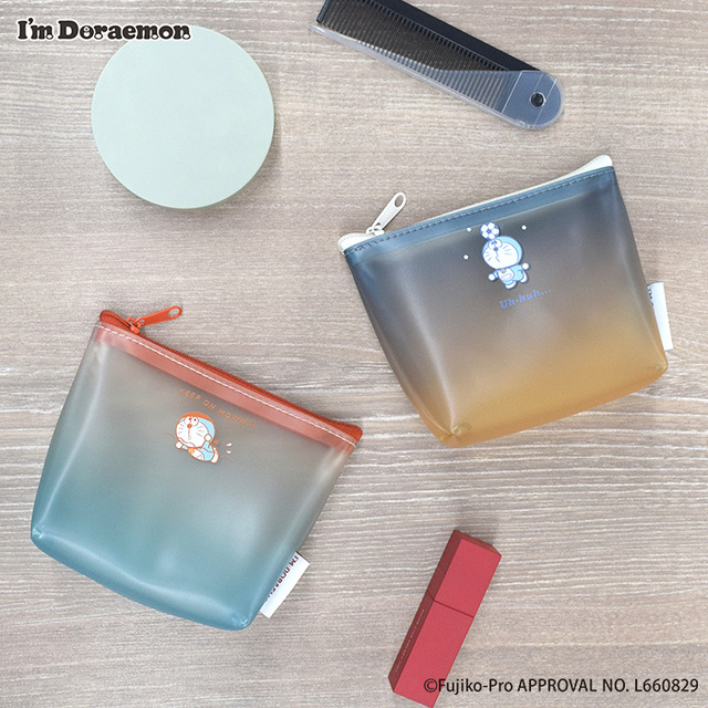 グラデーション舟形ポーチ　全2種　 各1,870 円（税込）