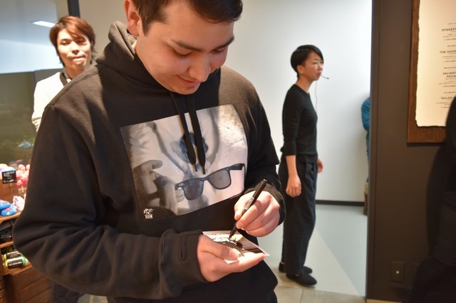 ショップで買ったアイテムを作ったマイキーさんにサインを入れてもらいました。 