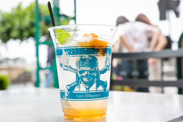 スパークリングカクテル（ラム＆マンゴーシャーベット）680円｜東京ディズニーシー「ディズニー・パイレーツ・サマー」2019年