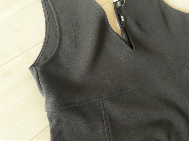 【UNIQLO ブラッシュドジャージージャンパースカート】深めのVネック