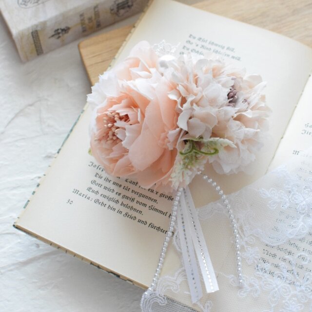 【服を傷めないマグネットコサージュ】ラナンキュラスとダリアのコサージュ／花結／2,400円