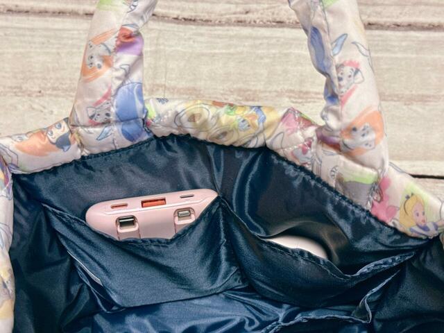 オープンポケットにはイヤホンとモバイルバッテリーを収納