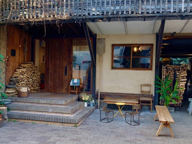 パン屋塩見の入口には薪窯用の薪が積まれている