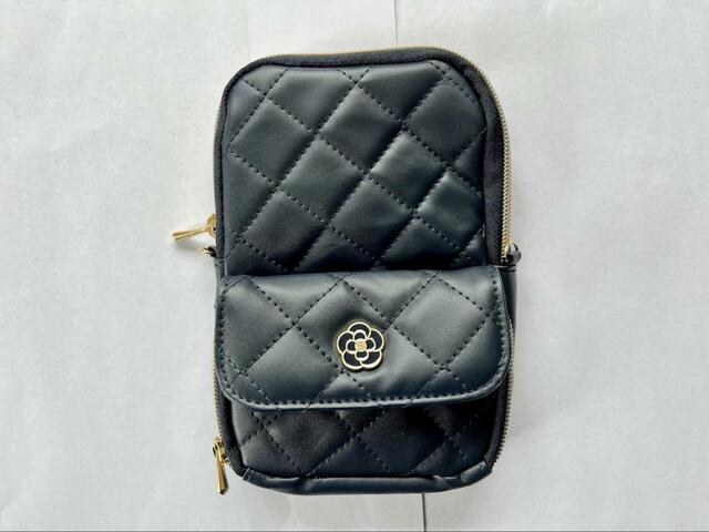 【CLATHAS（クレイサス）お財布機能付きスマホポーチ】ショルダーがついていないと高級感のあるポーチ