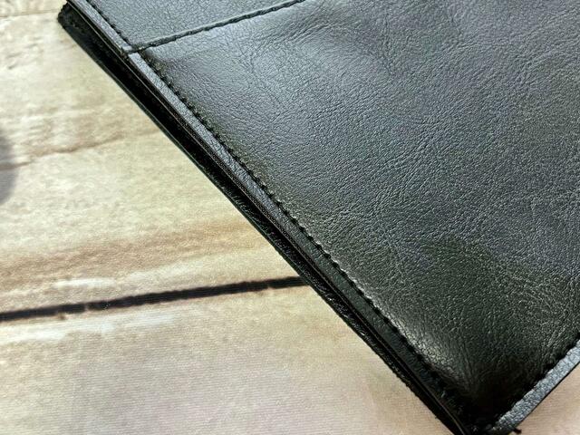 高級感溢れる柔らかい合成皮革【GLOW 2023年11月号増刊】付録「SNOOPYスヌーピーカードケース付きレザー調スマホポシェット」