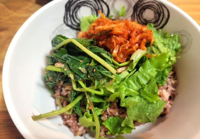 ナムルやキムチ、テンジャンチゲをのせた「キルモクチプ」のポリパプ