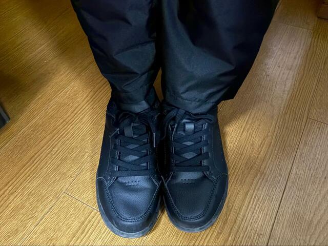 【ワークマン　WEB限定レディース防水防寒レインスーツ】左がパンツの裾を調節した状態、右がしていない状態。左は裾を絞ってあるのがわかります