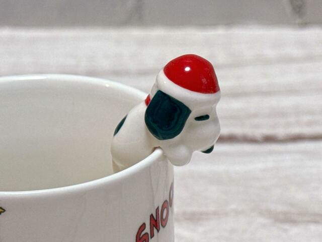 縁に前足を引っ掛けて、ちょこんと佇む姿が愛らしすぎる〜！