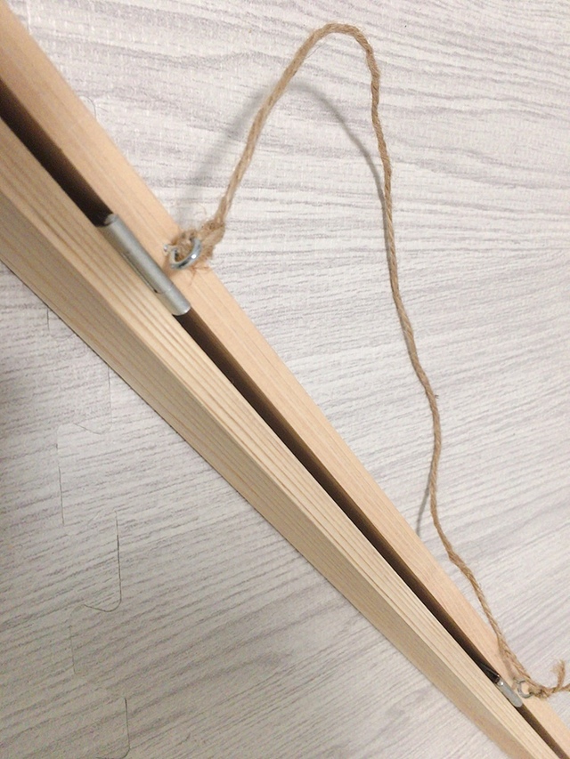 上部にヒートンと麻ひもをつけます