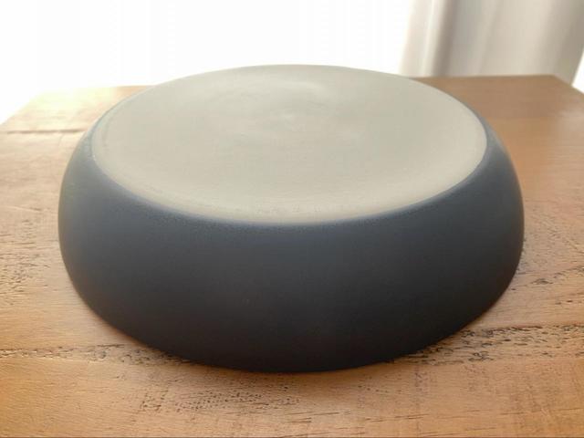 【Standard Products 深皿 21cm 黒】高台がなく、つるりとした裏側