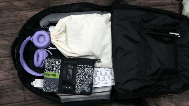 【無印良品 肩の負担を軽くする撥水ナイロンビジネスリュックサック】ノートPCやキーボードなど、出先で仕事をする日のアイテム一式がすっぽり収まりました！