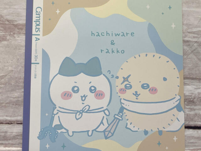 ラッコに憧れてマントを纏ったハチワレの姿が尊すぎて…ハチワレ推しの筆者も勉強を頑張れそうです…！