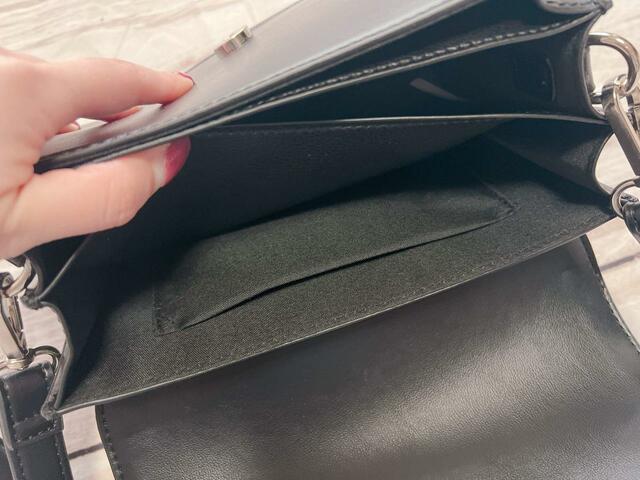 バック側のスペースにはミニポケット付き