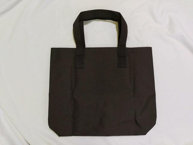 裏面は、シンプルな無地