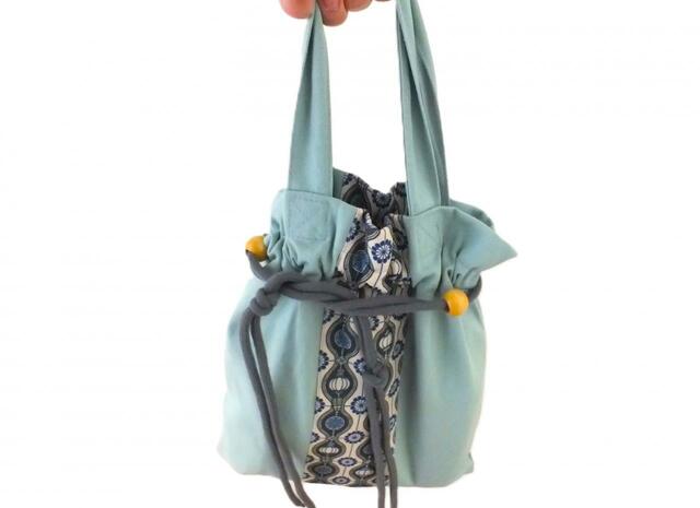 【カルディ台湾好吃！バッグ】ランチボックスとペットボトルを入れて持つとこんな感じになります