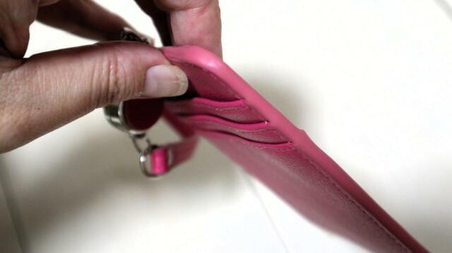 【3COINS バイカラーフラグメントケース】側面の片側は樹脂による接着になっていました