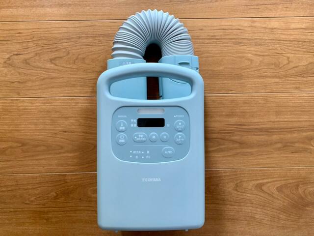 【アイリスオーヤマ ふとん乾燥機 カラリエColors FK-RC3-G】くすみグリーンがおしゃれな本体