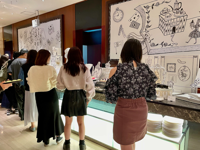 【ヒルトン東京 絵本の国のアリス スイーツビュッフェ】スイーツを撮ったあと、スイーツを取りに並んでいました