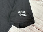 左袖には「OSAMU GOODS」のおしゃれなロゴ刺繍入り