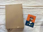 ボックスの中にはボール紙製の箱とブックが入っています