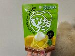 【100均ダイソーの楽しいお菓子コーナー3種】ムニュ〜と皮がむける”むけるグミ”　108円（税込）