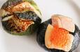ロピア「小林さんちのおにぎり」　高菜で巻いたおにぎりにさばの塩焼きが4切も乗っている「焼きさば高菜」と、焼き鮭の上に贅沢にいくらが乗った「鮭いくら」
