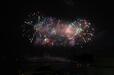 熱海花火は色とりどりの花火も上がります